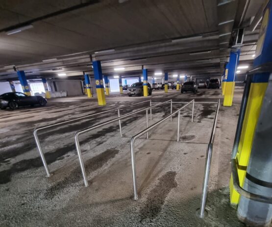 Kärusuunaja kauplusesse või parkimismajja